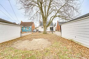 13 Mi to Downtown Detroit: Bright Home