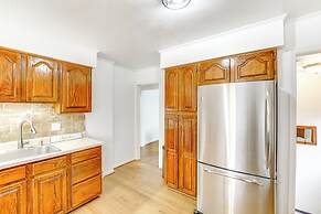 13 Mi to Downtown Detroit: Bright Home