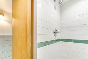 13 Mi to Downtown Detroit: Bright Home