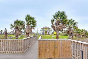Walk to Beach: Bayfront Gilchrist Getaway!