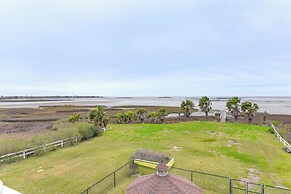Walk to Beach: Bayfront Gilchrist Getaway!