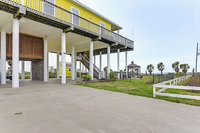 Walk to Beach: Bayfront Gilchrist Getaway!