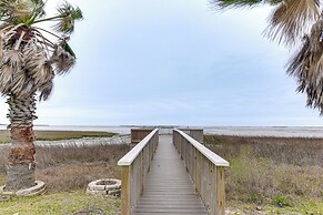 Walk to Beach: Bayfront Gilchrist Getaway!
