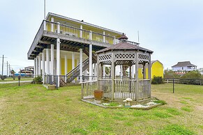 Walk to Beach: Bayfront Gilchrist Getaway!