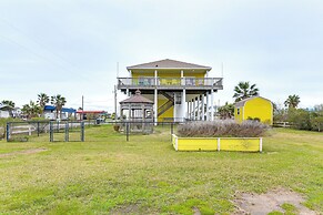 Walk to Beach: Bayfront Gilchrist Getaway!