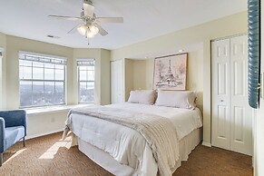 Sunrise Views & Pool Access: Table Rock Lake Condo