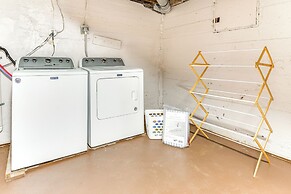 3 Mi to Dtwn Indy: Pet-friendly Home w/ Backyard!