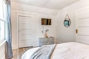 3 Mi to Dtwn Indy: Pet-friendly Home w/ Backyard!