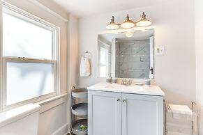 3 Mi to Dtwn Indy: Pet-friendly Home w/ Backyard!