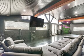 Modern Oasis w/ Outdoor Lounge in Houston!