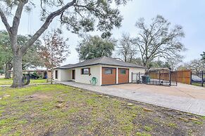 Modern Oasis w/ Outdoor Lounge in Houston!