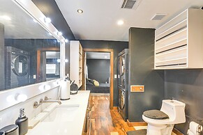 Modern Oasis w/ Outdoor Lounge in Houston!