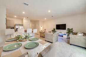 Davenport Home w/ Pool Access & Patio!