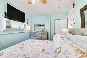 6 Mi to Beach: Riverfront Home in Ruskin!