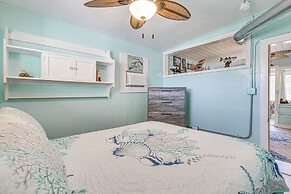 6 Mi to Beach: Riverfront Home in Ruskin!