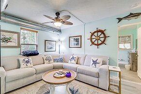 6 Mi to Beach: Riverfront Home in Ruskin!