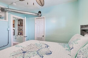 6 Mi to Beach: Riverfront Home in Ruskin!