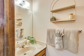 < Half-mi to Red River Ski Area: Townhome w/ Patio