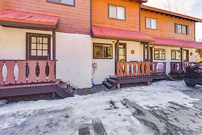 < Half-mi to Red River Ski Area: Townhome w/ Patio
