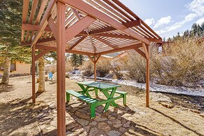 < Half-mi to Red River Ski Area: Townhome w/ Patio