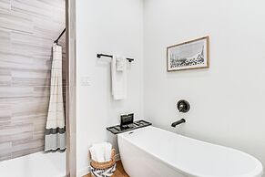 Hot Tub & Fire Pit: 'evergreen Escape' in Bastrop!