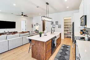 Hot Tub & Fire Pit: 'evergreen Escape' in Bastrop!