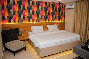 C33 Apartment And Suites