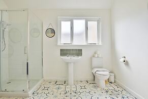 4 Bed House with Pool Table & Parking