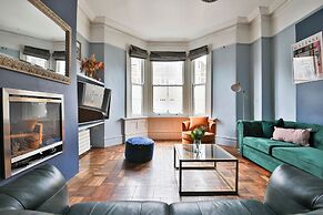 4 Bed House with Pool Table & Parking