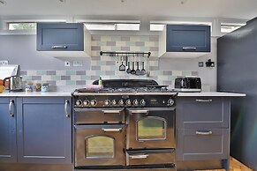 4 Bed House with Pool Table & Parking