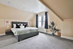 4 Bed House with Pool Table & Parking