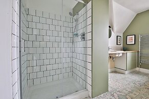 4 Bed House with Pool Table & Parking