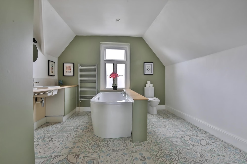 4 Bed House with Pool Table & Parking