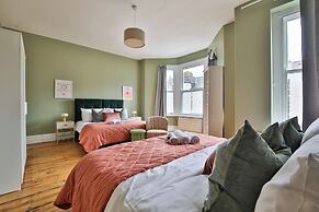 4 Bed House with Pool Table & Parking