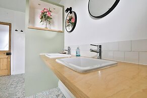 4 Bed House with Pool Table & Parking