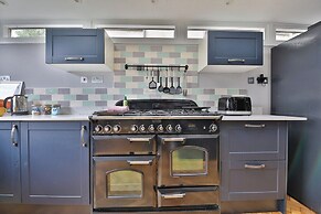 4 Bed House with Pool Table & Parking