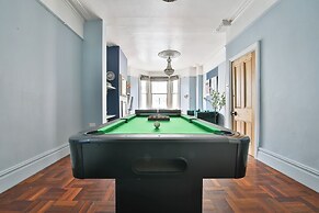 4 Bed House with Pool Table & Parking