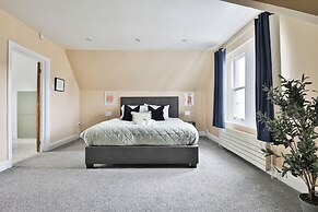 4 Bed House with Pool Table & Parking