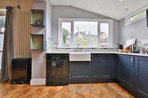 4 Bed House with Pool Table & Parking