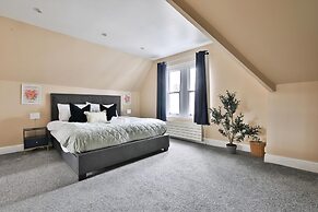 4 Bed House with Pool Table & Parking