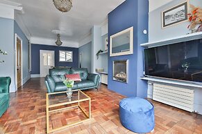 4 Bed House with Pool Table & Parking