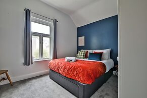 4 Bed House with Pool Table & Parking