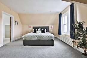 4 Bed House with Pool Table & Parking