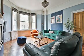 4 Bed House with Pool Table & Parking