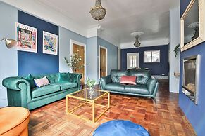 4 Bed House with Pool Table & Parking