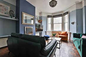 4 Bed House with Pool Table & Parking