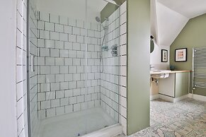 4 Bed House with Pool Table & Parking