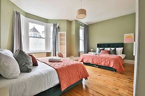 4 Bed House with Pool Table & Parking