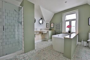 4 Bed House with Pool Table & Parking