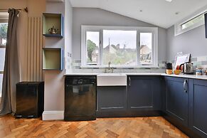 4 Bed House with Pool Table & Parking